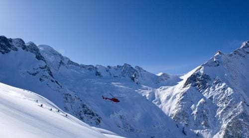 hélicoptère montagne skieurs neiges